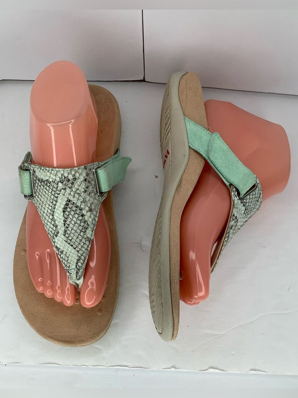 Vionic Wanda T-Strap Mint Green Snake Embossed Leather Women’s  Sandals Sz 8
